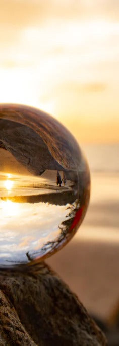 Duschrückwand - Glaskugel an der Küste