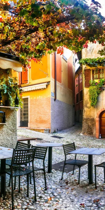 Duschrückwand - Bezaubernde alte Gasse in Malcesine