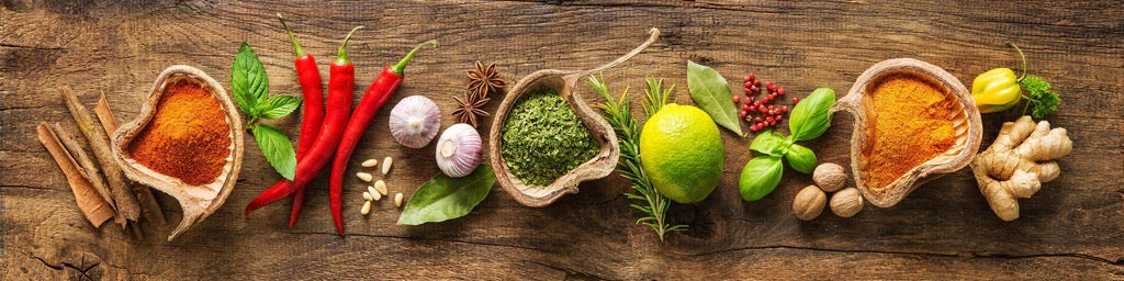 Küchenrückwand - Kräuter & Gewürze auf Holz