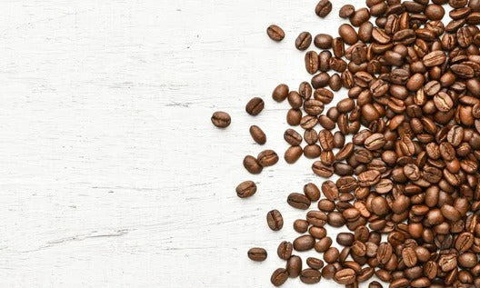 Küchenrückwand - Kaffeebohnen auf weißem Holzhintergrund