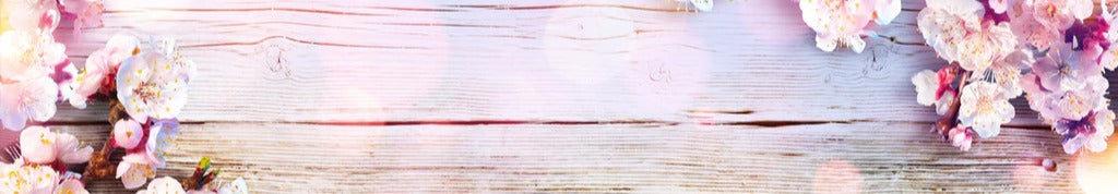 Küchenrückwand - Rosa Blüten auf Holzplatte