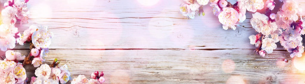 Küchenrückwand - Rosa Blüten auf Holzplatte