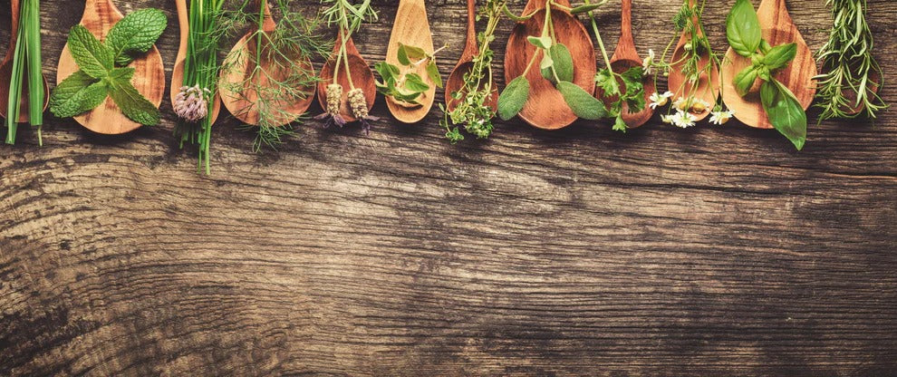 Küchenrückwand - Frische Kräuter auf Holzplatte