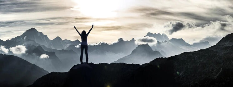 Küchenrückwand - Bergsteigerin am Gipfel