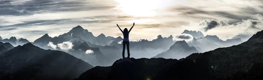Küchenrückwand - Bergsteigerin am Gipfel