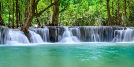 Küchenrückwand - Wasserfall tief im tropischen Wald