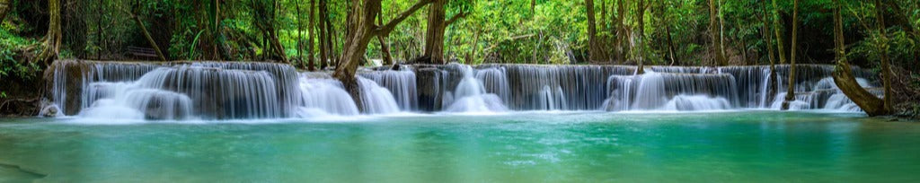 Küchenrückwand - Wasserfall tief im tropischen Wald