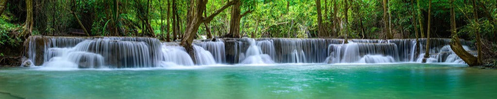 Küchenrückwand - Wasserfall tief im tropischen Wald