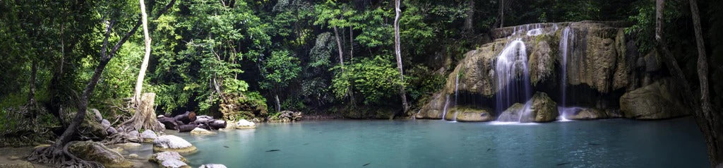 Küchenrückwand - Erawan-Wasserfall im tropischen Dschungel Surrou