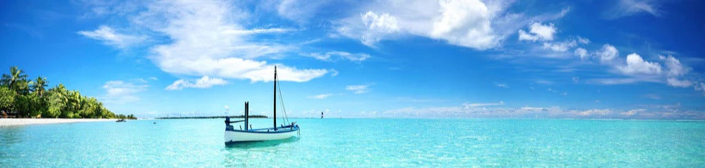 Küchenrückwand - Boot im türkisfarbenen Meerwasser