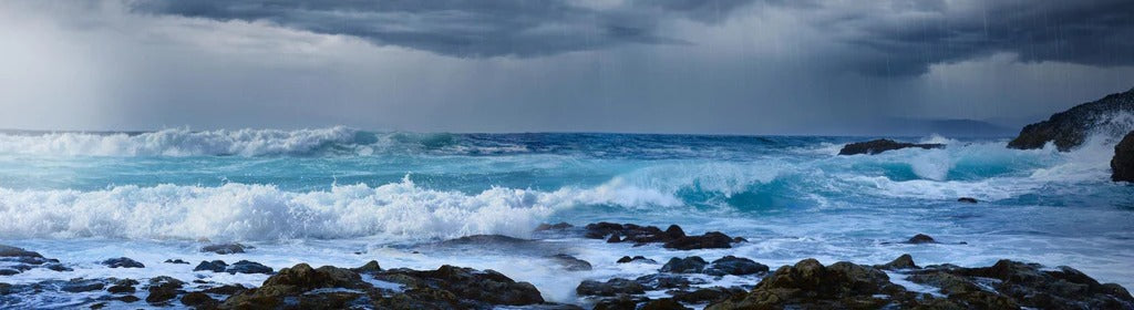 Küchenrückwand - Meeresküste mit dunklen Regenwolken und stürmischer See
