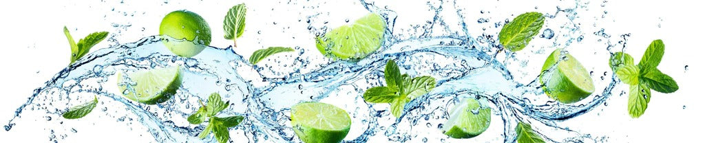 Küchenrückwand - Wasserspritzer mit Minzblättern und Limettenspalten