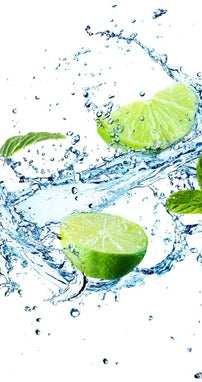 Küchenrückwand - Wasserspritzer mit Minzblättern und Limettenspalten
