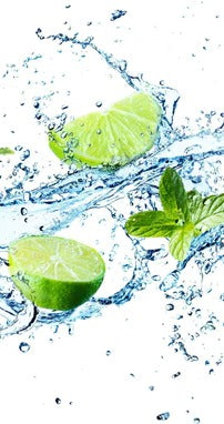 Küchenrückwand - Wasserspritzer mit Minzblättern und Limettenspalten