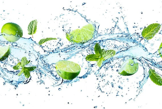 Küchenrückwand - Wasserspritzer mit Minzblättern und Limettenspalten