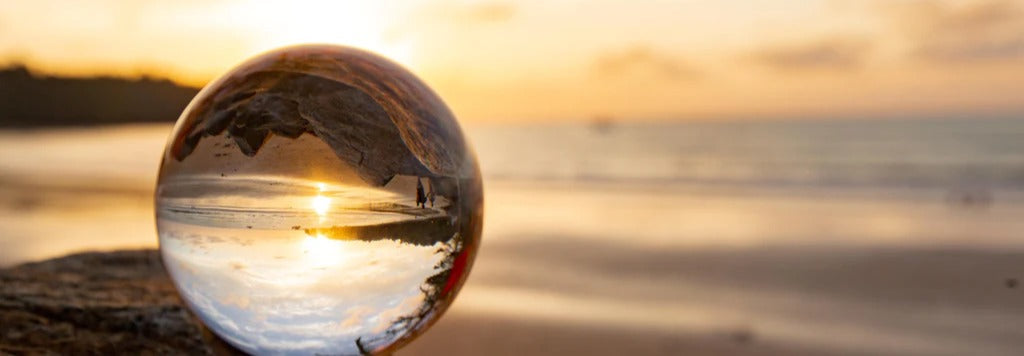 Küchenrückwand - Glaskugel an der Küste