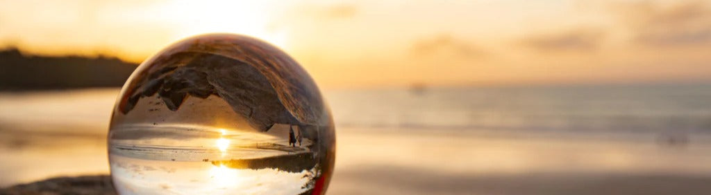 Küchenrückwand - Glaskugel an der Küste