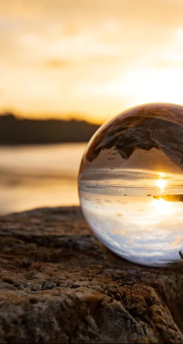 Küchenrückwand - Glaskugel an der Küste
