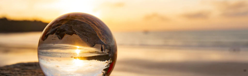 Küchenrückwand - Glaskugel an der Küste