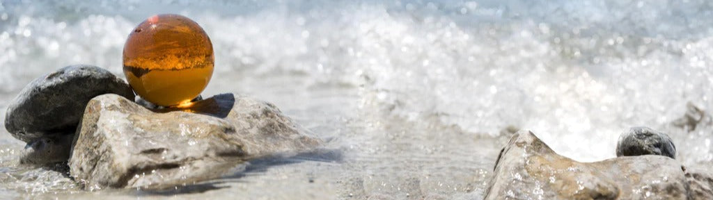 Küchenrückwand - Glaskugel am Strand
