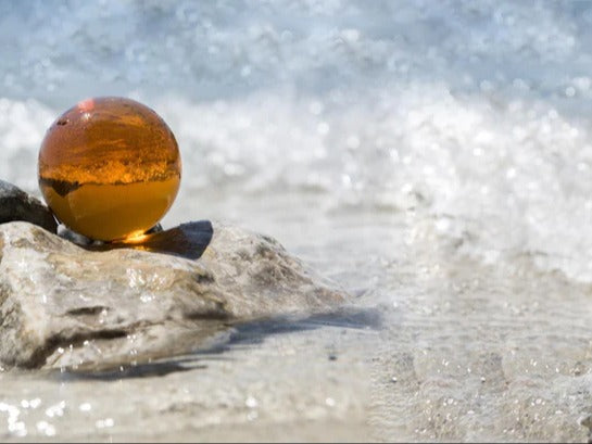 Küchenrückwand - Glaskugel am Strand