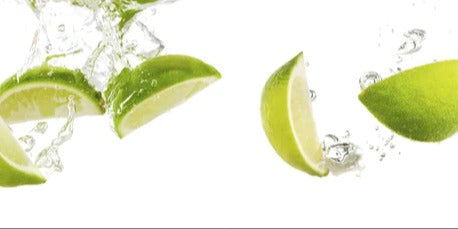 Küchenrückwand - Frische Limette in Wasser