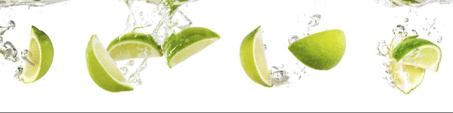 Küchenrückwand - Frische Limette in Wasser