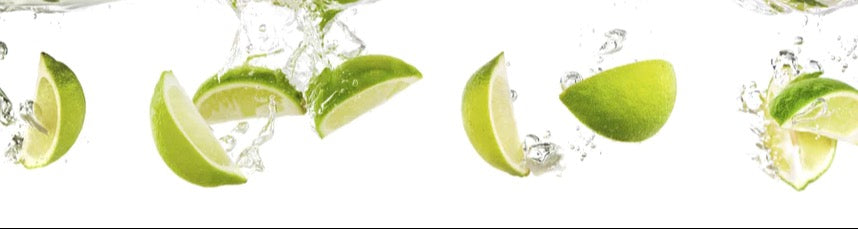 Küchenrückwand - Frische Limette in Wasser