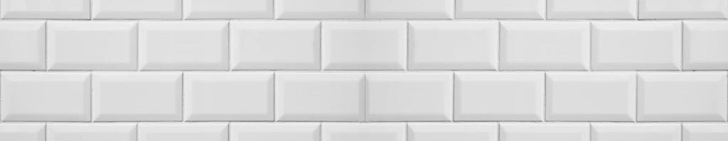 Küchenrückwand - Weiße helle glänzende Ziegelfliesen