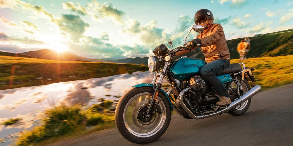 Küchenrückwand - Motorradfahrer auf der Alpenautobahn
