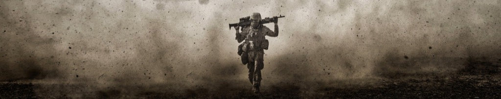 Küchenrückwand - Militärsoldat und Hubschrauber zwischen Sturm und Staub