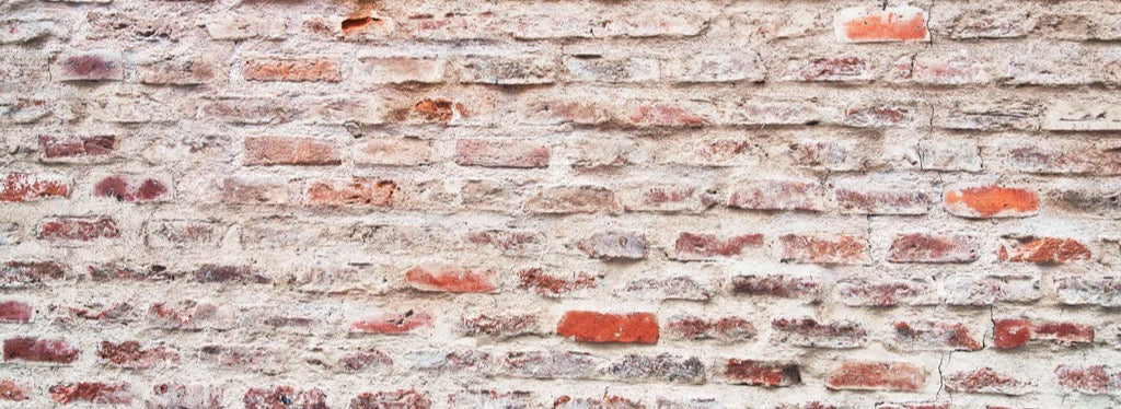 Küchenrückwand - Sehr alte kaputte Steinmauer