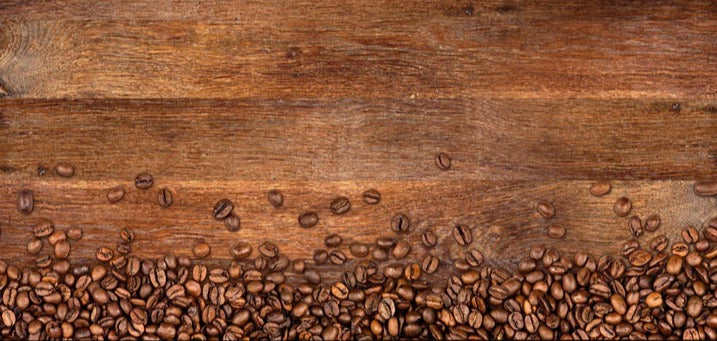 Spritzschutz - Kaffeebohnen auf Eichenholz