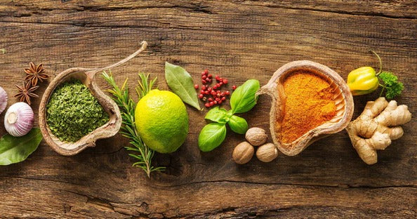 Spritzschutz - Kräuter & Gewürze auf Holz