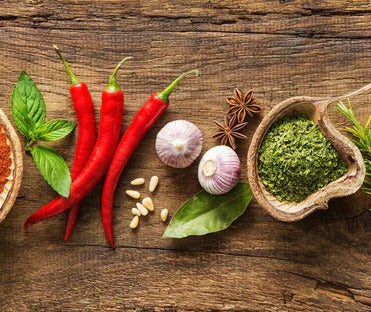 Spritzschutz - Kräuter & Gewürze auf Holz