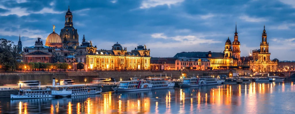 Spritzschutz - Skyline von Dresden am Elbufer bei Nacht