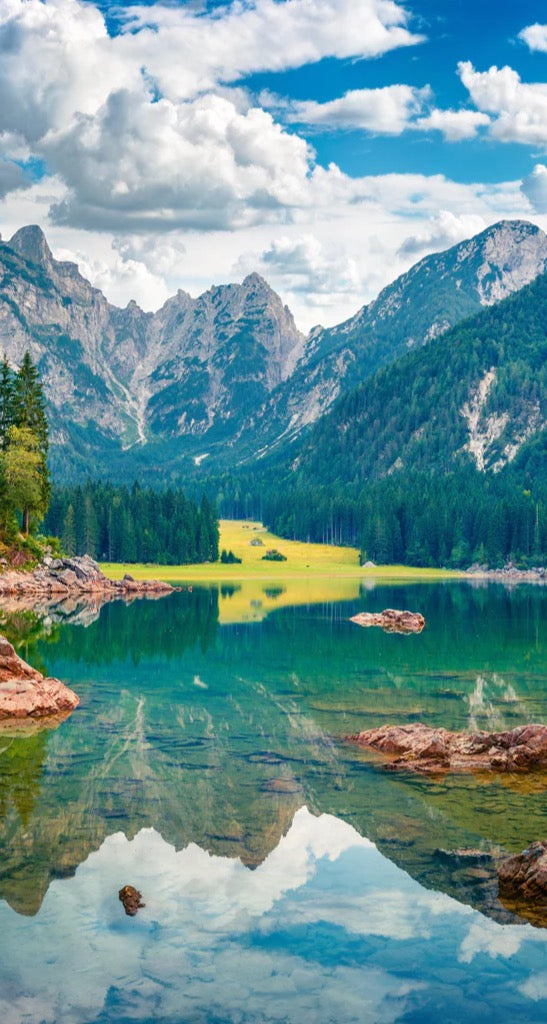 Duschrückwand - Malerische Sommeransicht des Fusine Sees