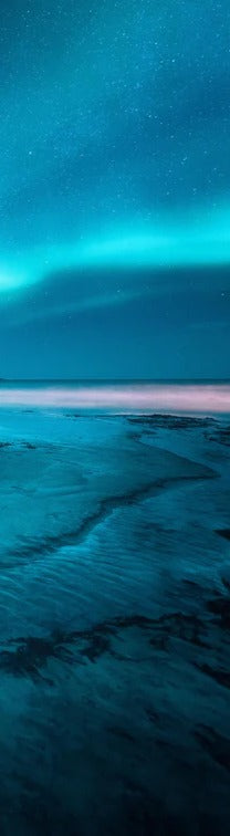 Duschrückwand - Polarlicht über schneebedeckten Berg mit Sandstrand
