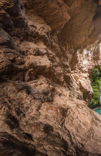 Duschrückwand - Wasserfall in Höhle mit See in Valencia