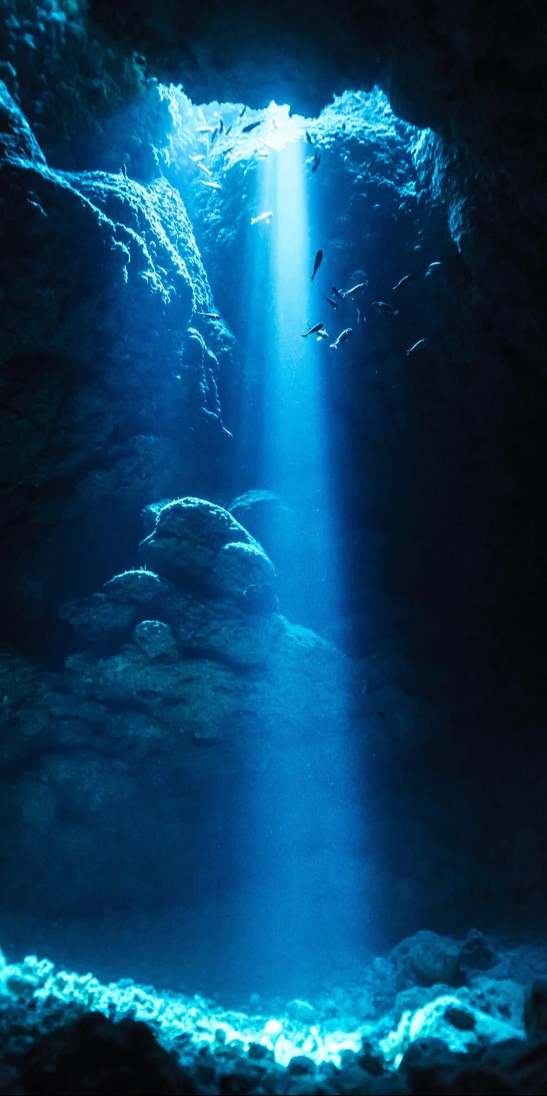 Duschrückwand - Sonnenstrahl in die Unterwasserhöhle im japanischen Ozean