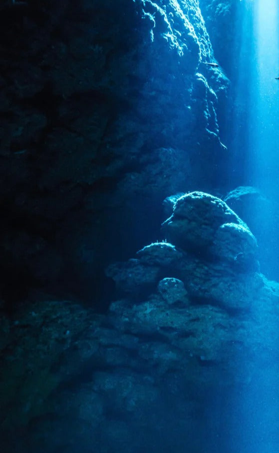Duschrückwand - Sonnenstrahl in die Unterwasserhöhle im japanischen Ozean