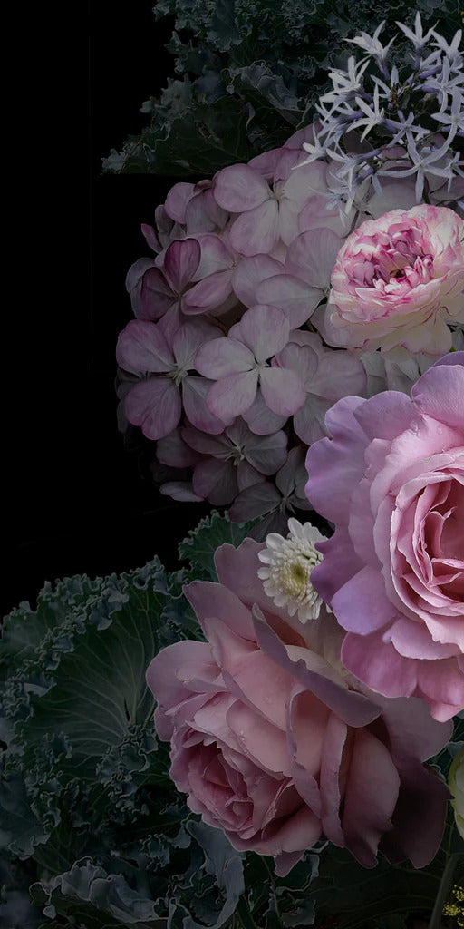 Duschrückwand - Garten Blumen mit dunklem Hintergrund