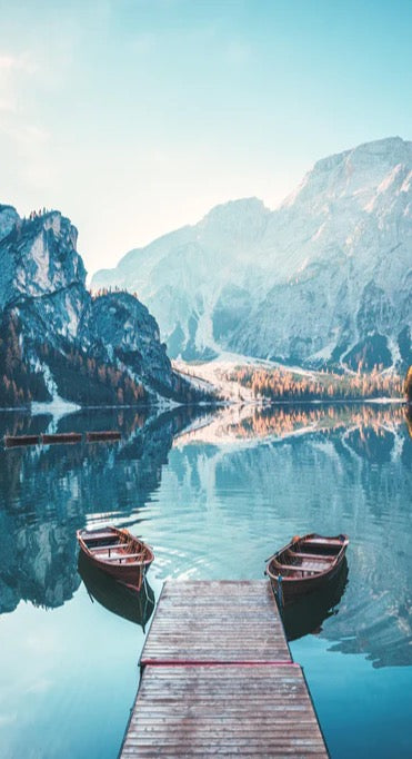 Duschrückwand - Boote auf dem Pragser Wildsee in den Dolomiten