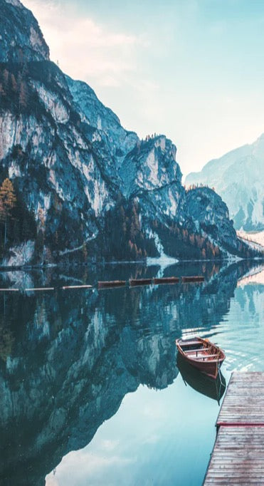 Duschrückwand - Boote auf dem Pragser Wildsee in den Dolomiten