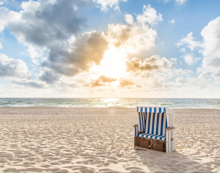 Spritzschutz - einzelner Strandkorb an der Nordsee