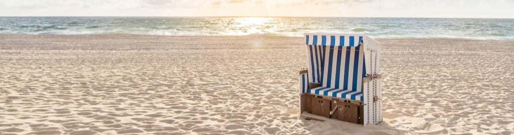 Spritzschutz - einzelner Strandkorb an der Nordsee
