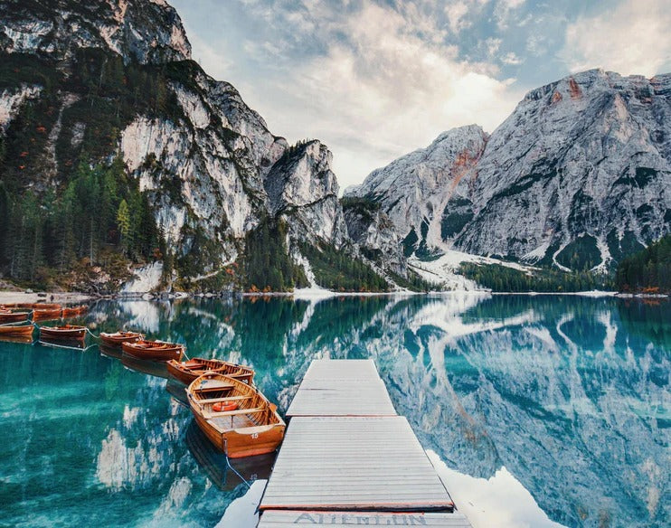 Spritzschutz - Ruhiger Bootssteg am Bergsee