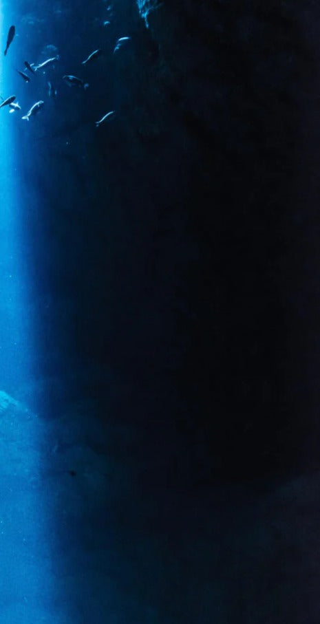 Duschrückwand - Sonnenstrahl in die Unterwasserhöhle im japanischen Ozean