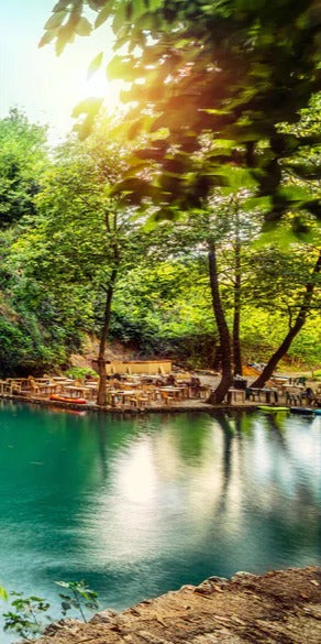 Duschrückwand - Kaskade mit klarem Bach im Libanon