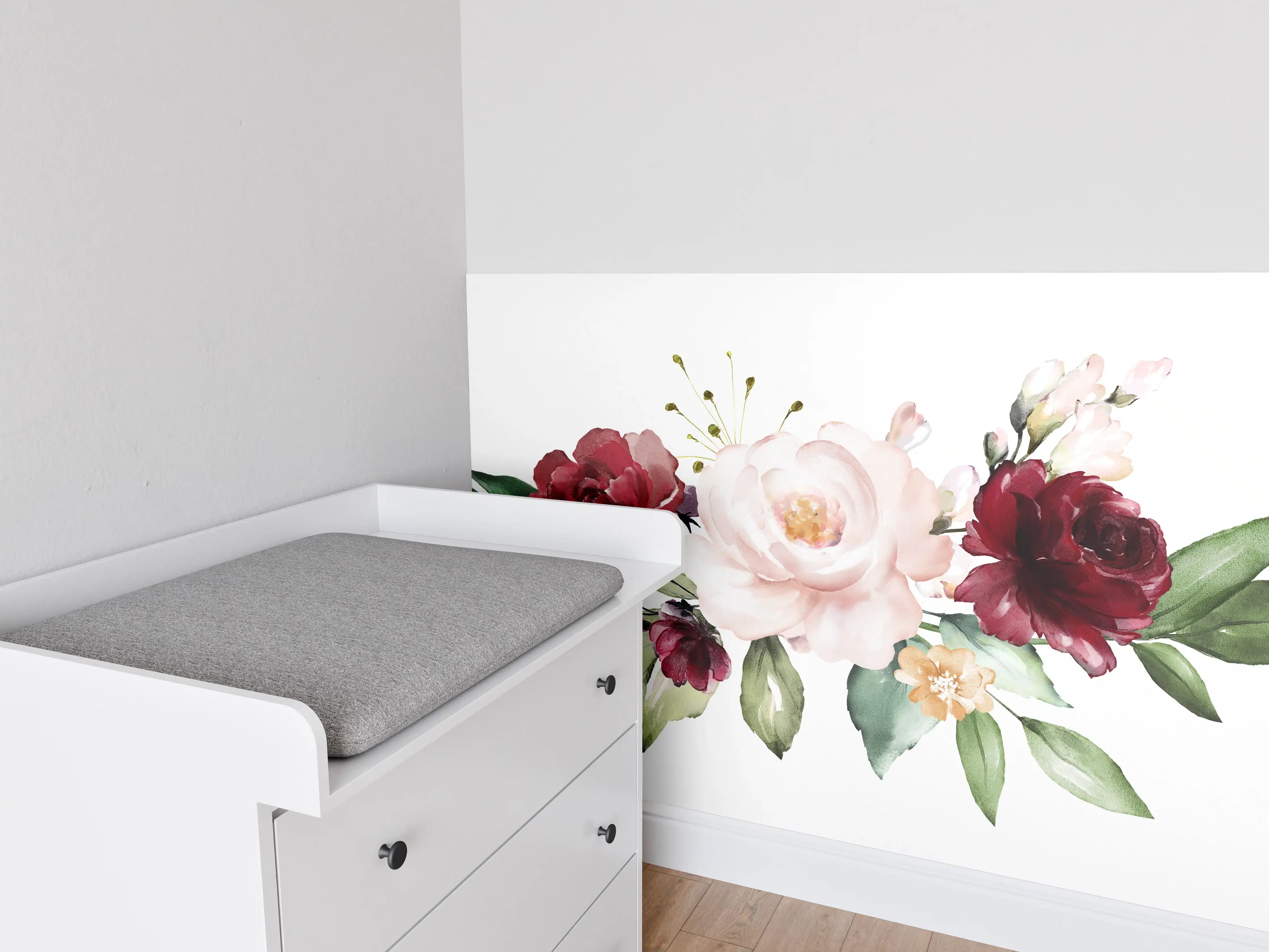 Babyzimmer Wandgestaltung - Aquarell bordeauxfarbene Blumen